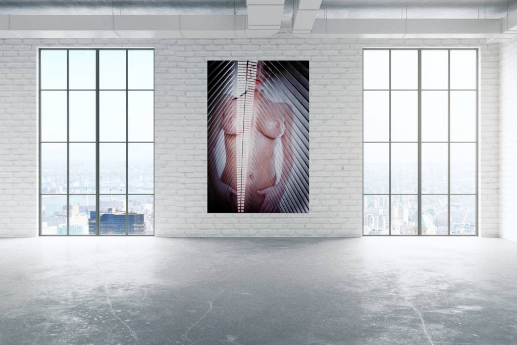 Fotokunstwerk hängt in einer Loft. Abgebildet ist eine Symbiose von einer Nackten Frau und einem Hochhaus