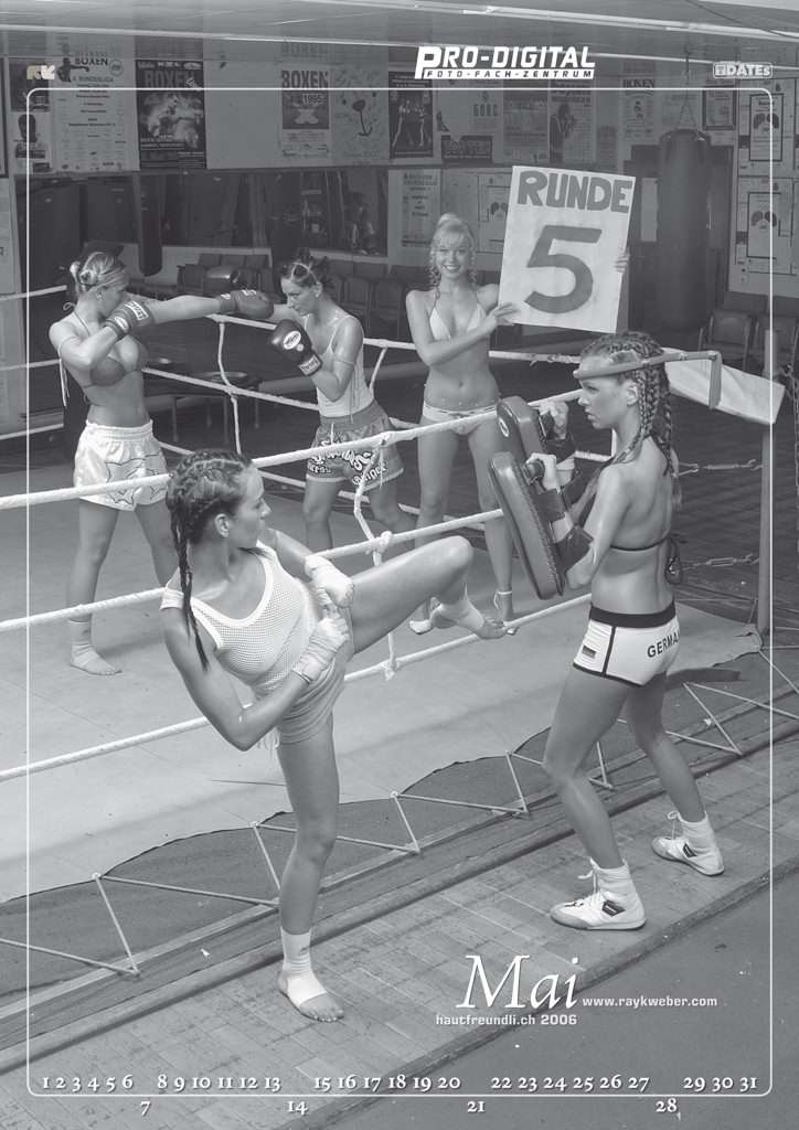 Es ist ein Kalenderblatt. 5 Frauen sind in einem Boxstudio. Eine hält ein "5 Runde" Schield hoch.