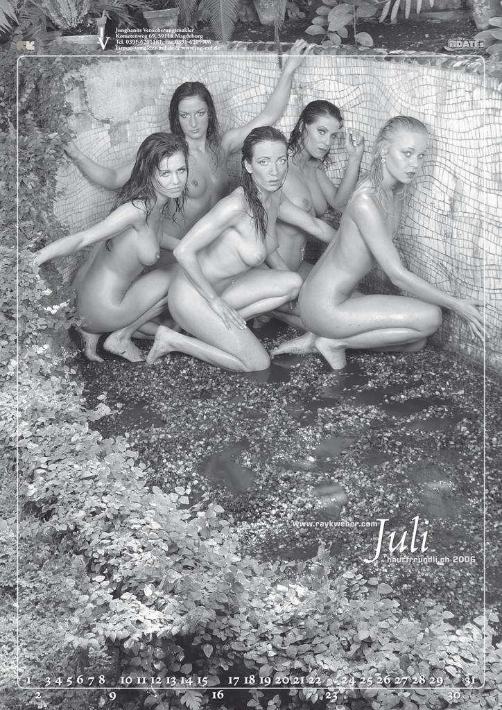 Es ist ein Kalenderblatt.5 Frauen hocken vor einer Steinwand.