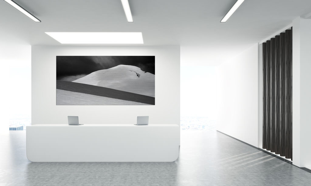 Fotokunstwerk hängt in einem Wohnzimmer. Abgebildet ist ein großer Eisberg.