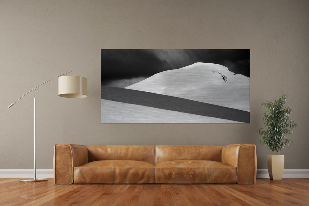 Fotokunstwerk hängt in einem Wohnzimmer. Abgebildet ist ein großer Eisberg.