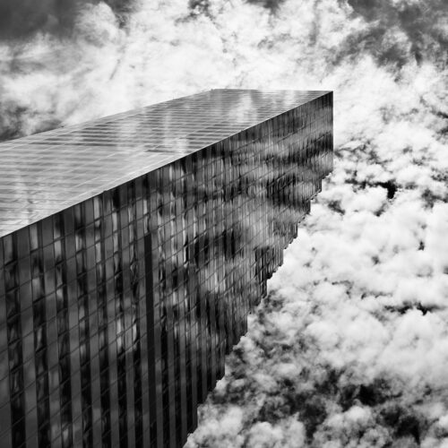 Das schwarz-weiße Fotokunstwerk bildet einen Wolkenkratzer in der Schweiz ab.