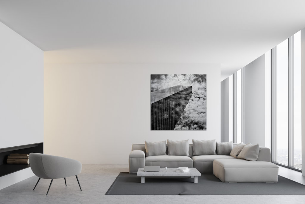 Ein schwarz-weiße Fotokunstwerk hängt in einem Wohnzimmer. Es bildet einen Wolkenkratzer in der Schweiz ab.