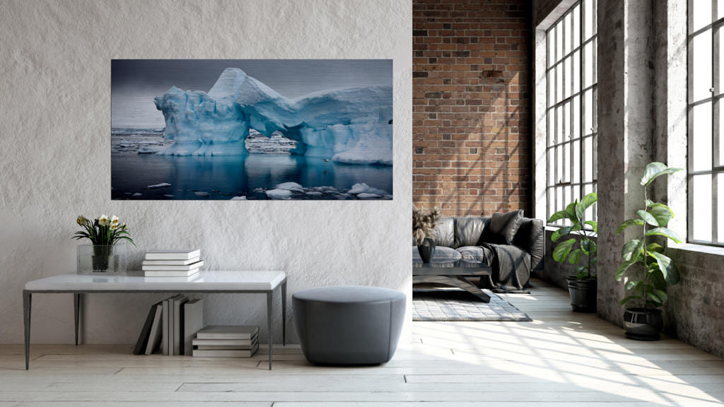 Ein Fotokunstwerk eines Eisberges, welcher in der Mitte zusammenbricht. Das Bild ist in der Antarktis entstanden.