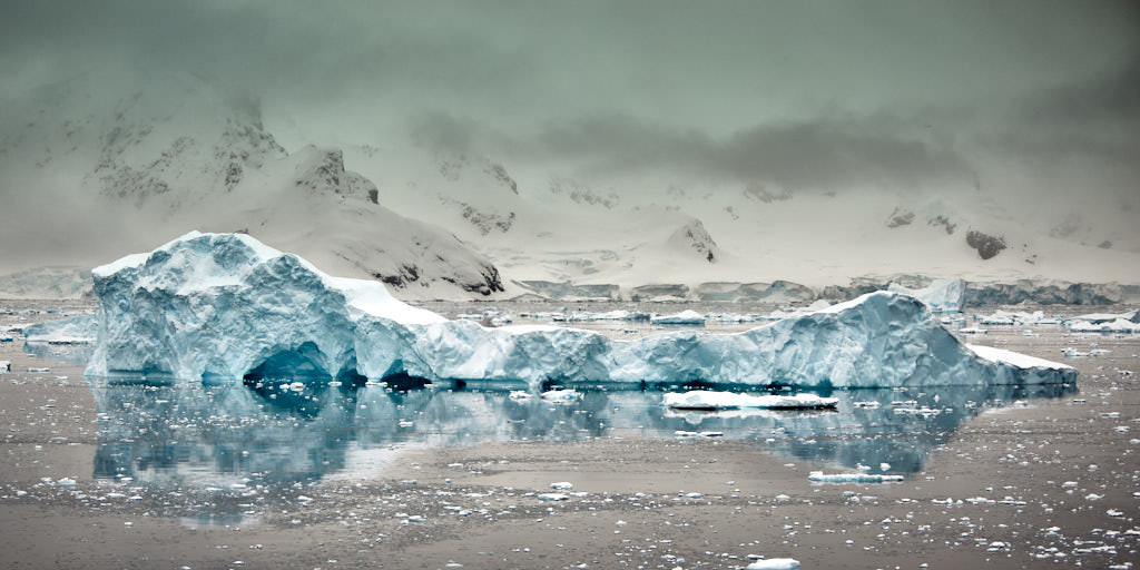 Ein Fotokunstwerk, auf welchem ein Eisberg abgebildet ist.