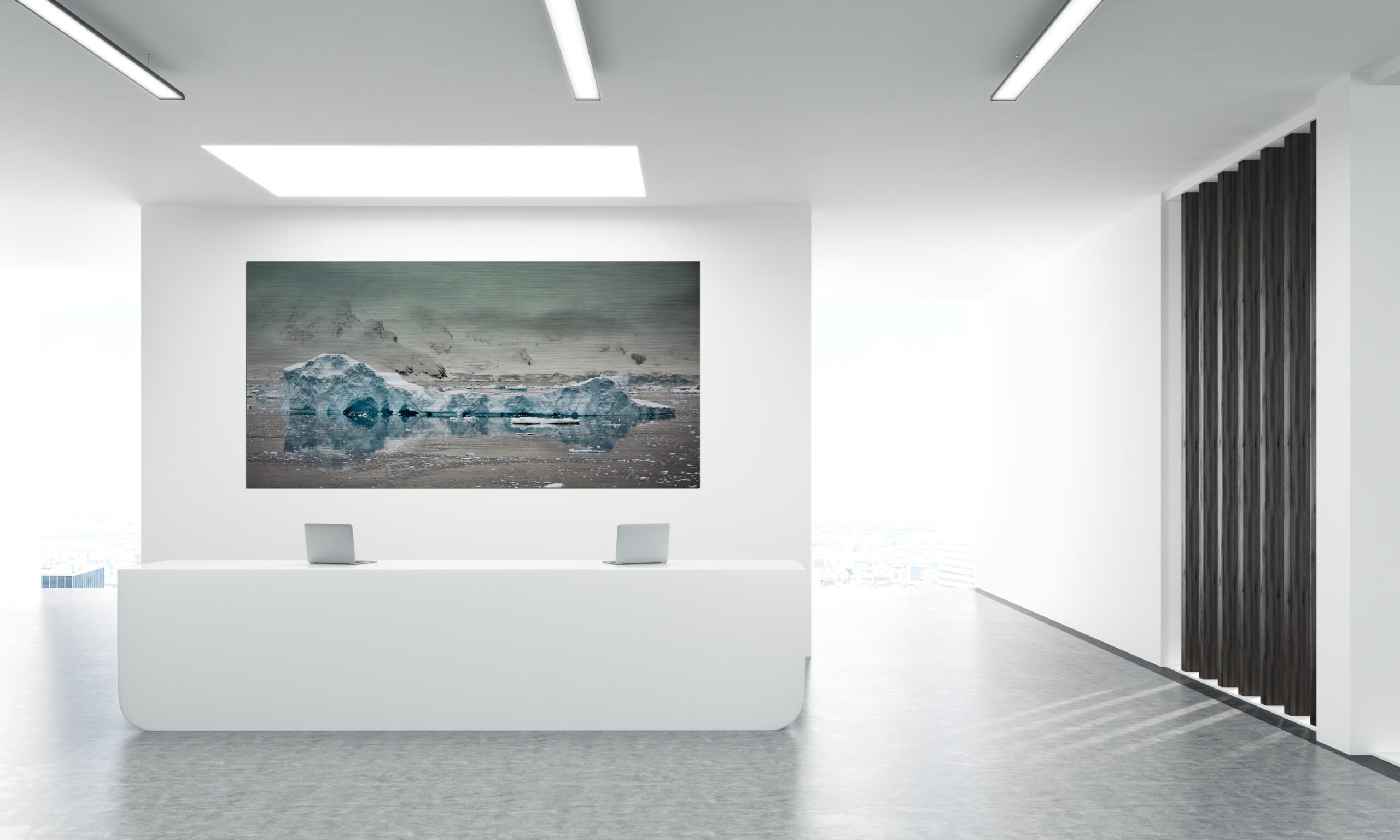 Ein Fotokunstwerk in einem Büro, auf welchem ein Eisberg abgebildet ist.