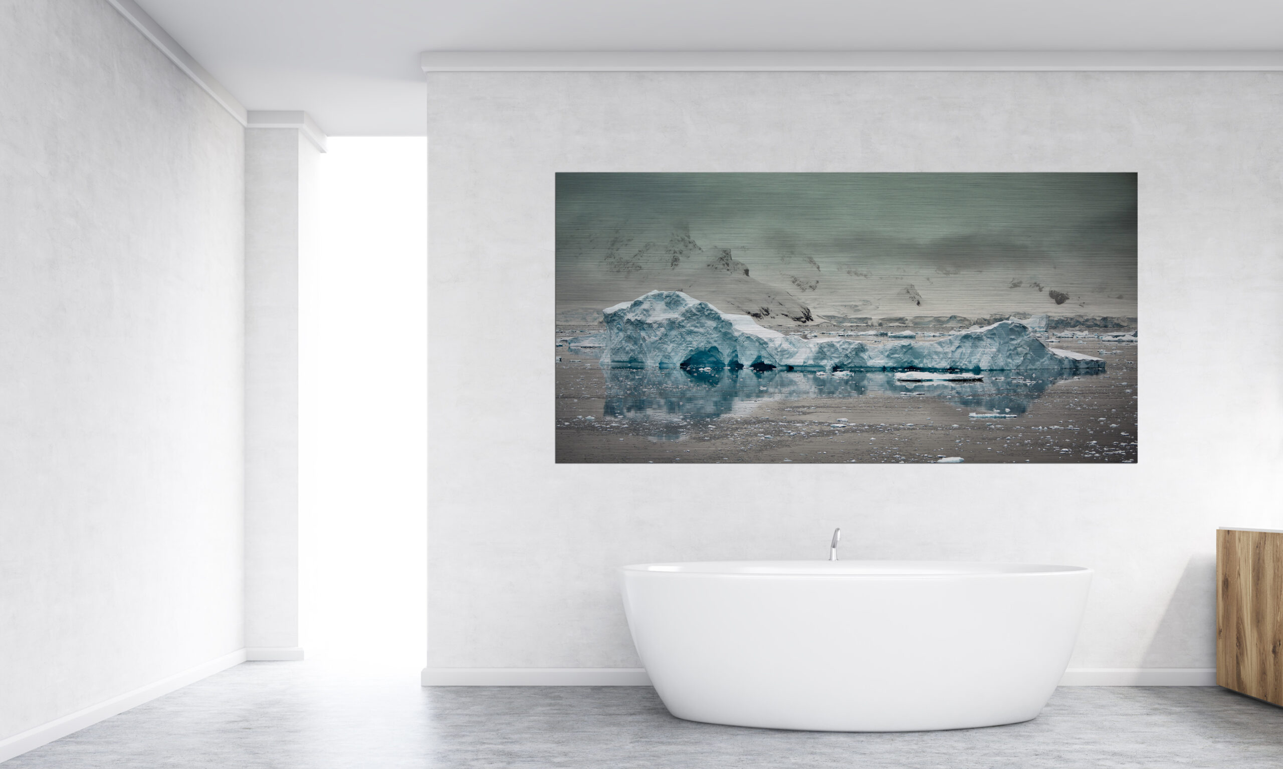 Ein Fotokunstwerk in einem Badezimmer, auf welchem ein Eisberg abgebildet ist.