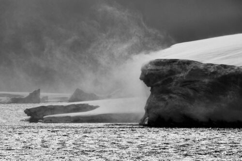 Das schwarzweiße Fotokunstwerk von einem Felsen, welcher die Form eines menschlichen Kopfes hat, in der Antarktis.