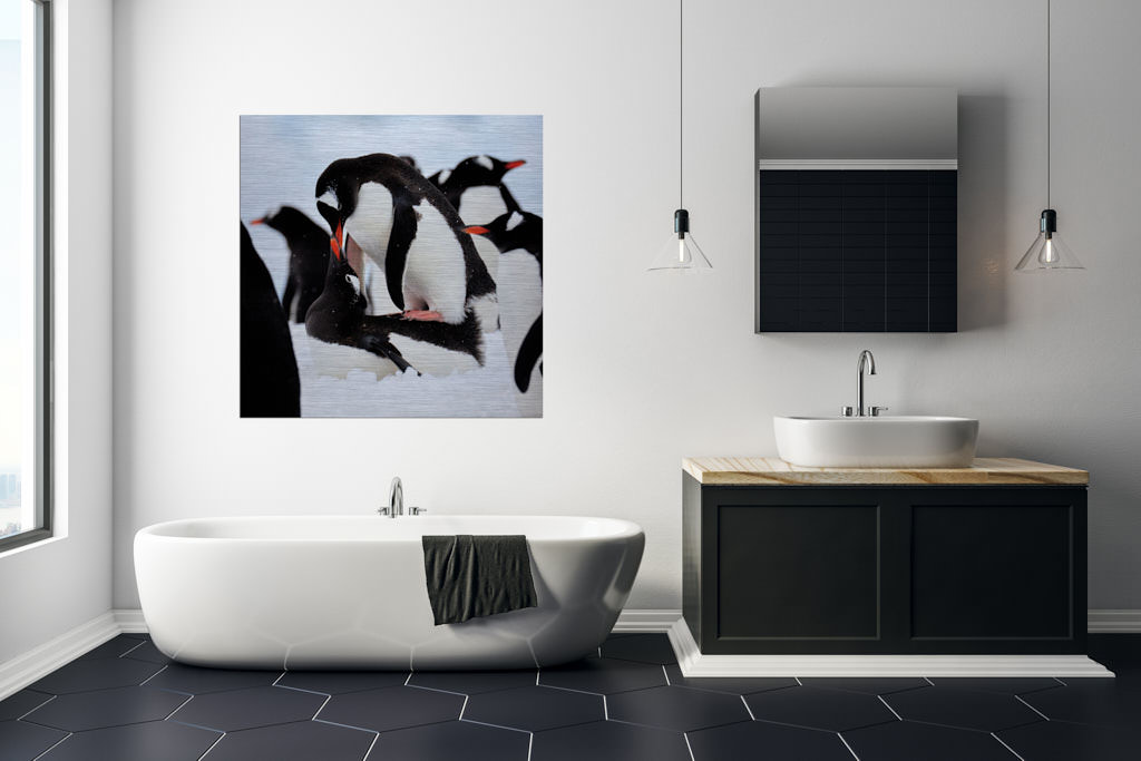 Das farbige Fotokustwerk von Pinguinen, fotografiert in der Antarktis, an einer Wand in einem Badezimmer.
