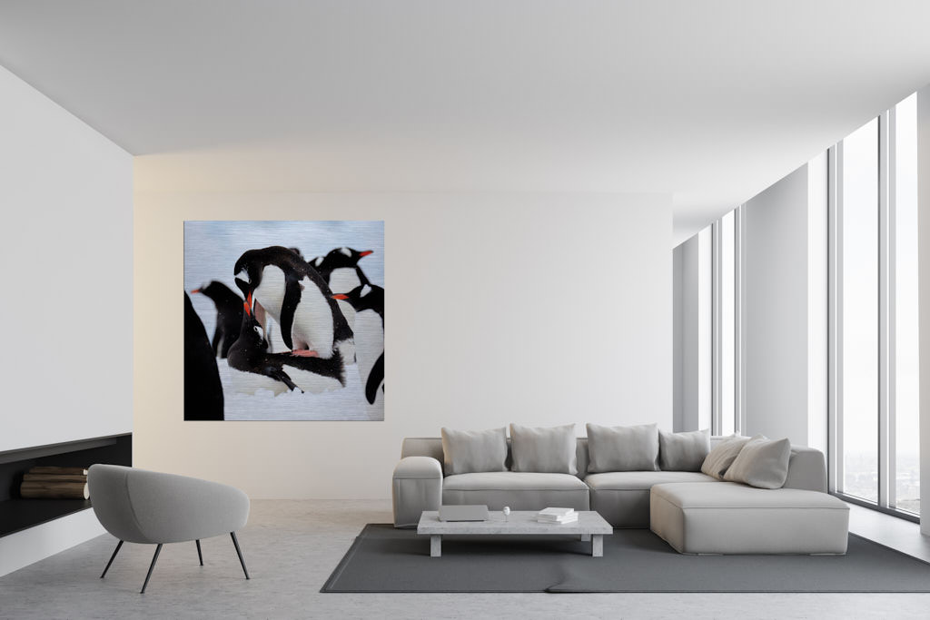 Das farbige Fotokunstwerk von Pinguinen, fotografiert in der Antarktis, an einer Wand in einem hellem Wohnzimmer.